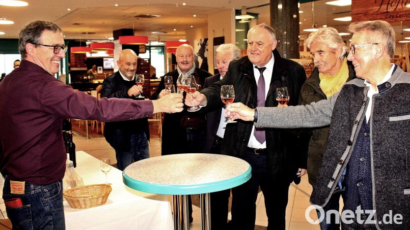 Den Wein des Vorjahres verkosteten Gäste, Stadträte und die beiden Bürgermeister beim Weinquartett aus Weiden am See mit Hans Preschitz (links). Bild: R. Kreuzer