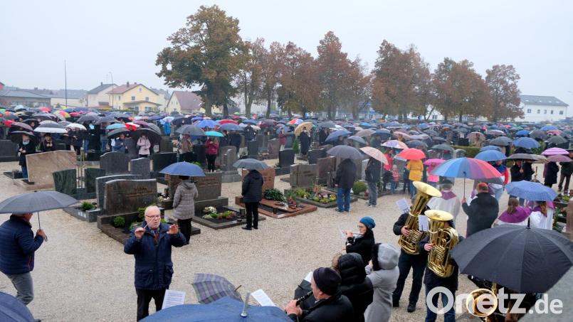 Trotz schlechten Wetter waren, wie hier in Schwarzenfeld bei der Gräbersegnung, die Ruhestätten der Verstorbenen das Ziel für die Angehörigen an Allerheiligen. Bild: Bäumler