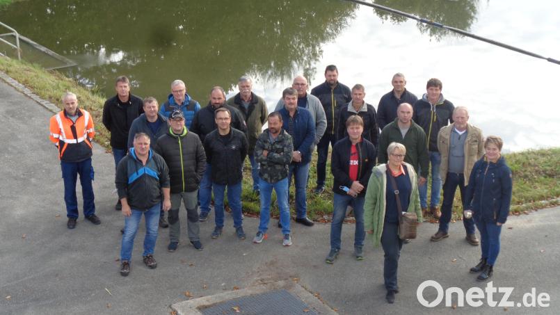 Die Klärwärter tauschten sich mit Expertin Erika Gröber (vorne) über Probleme bei der Abwasserreinigung aus. Auch eine Besichtigung der Kläranlage in Winklarn mit Bürgermeisterin Sonja Meier stand dabei auf dem Programm. Bild: amö