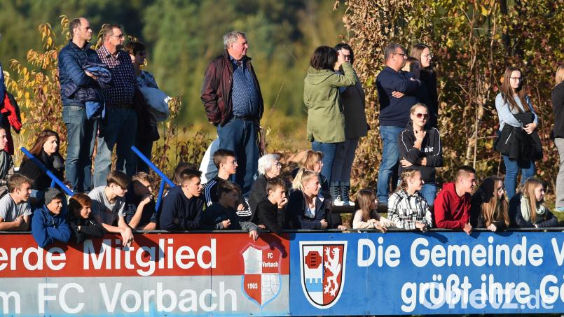 Das Derby zwischen dem FC Vorbach und dem SC Kirchenthumbach (2:2) in der Kreisliga Nord verfolgten am Sonntag 438 Zuschauer. Nach dem Remis dürften die Anhänger beider Teams einigermaßen zufrieden nach Hause gegangen sein. Bild: btg