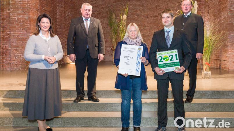 von Links Staatsministerin Michaela Kaniber, BBV-Präsident Walter Heidl, Claudia Flierl, Andreas Flierl, VLM-Vorsitzender Harald Schäfer. Bild: Hauke Seyfarth/StMELF/exb