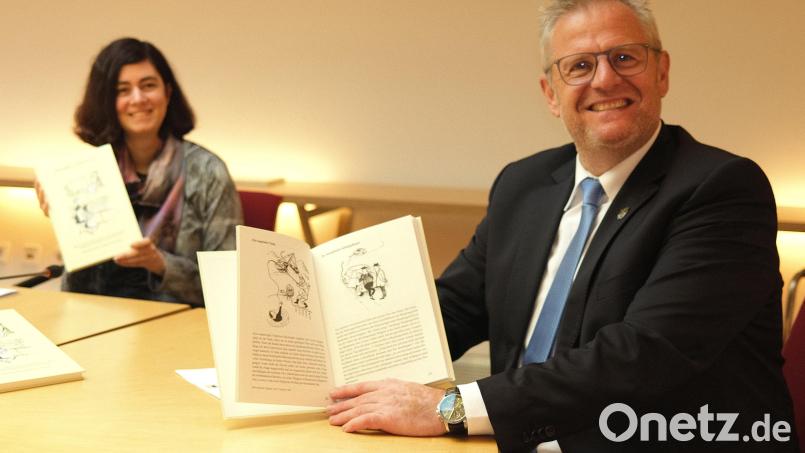Oberbürgermeister Andreas Feller und die Mitarbeiterin im Stadtarchiv, Johanna Heppert, stellten den vierten Band der "Oberpfälzer Schmankerln" vor. Bild: Hirsch