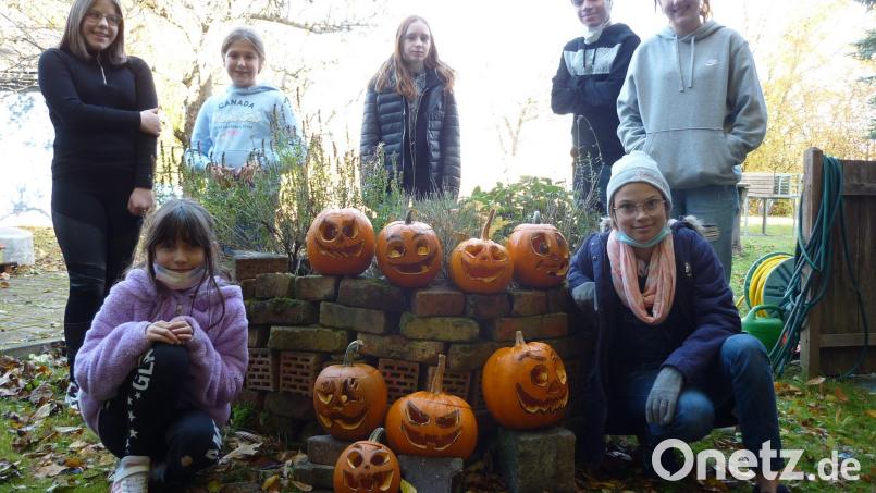 Schüler der offenen Ganztagsschule der Mittelschule Mitterteich aus verschiedenen Jahrgangsstufen haben zu Halloween Gesichter in Kürbisse geschnitzt. Bild: Mittelschule Mitterteich/exb