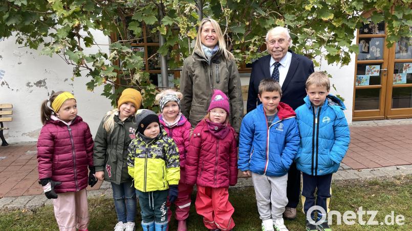 Der ehemalige Leiter der Sparkasse Pfreimd Laurenz Beer (hinten rechts) überreichte an Daniela Kielhorn (hinten links), der Leiterin des Franziskuskindergartens eine Spende in Höhe von 1.500 Euro, die für Spielmaterialien verwendet wird. Bild: hir