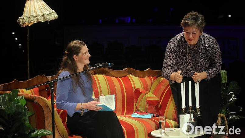 Nora Gomringer (rechts) ist nicht nur eine schlagfertige Gastgeberin, sie kümmert sich auch um Atmosphärisches und zündet für ihren Gast Nataša Kramberger die Kerzen an. Bild: Wolfgang Steinbacher