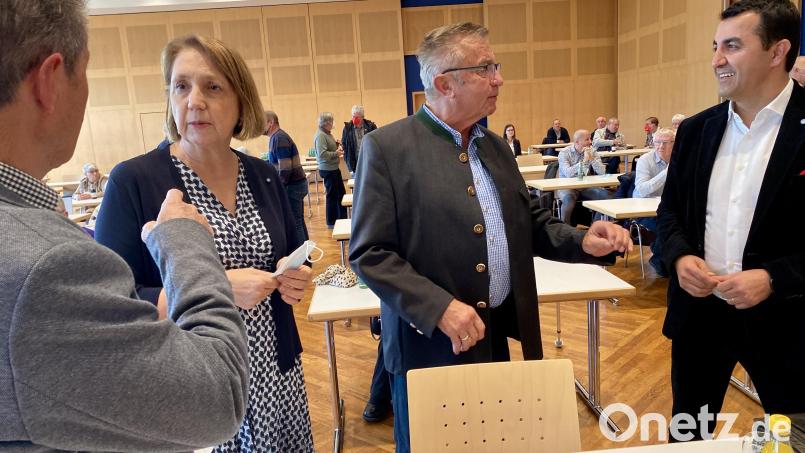 Die Abgeordneten Annette Karl und Arif Tasdelen (rechts) im Gespräch mit Josef Wittmann vom Weißen Ring und dem VdK-Kreisvorsitzenden Josef Rewitzer (links). Bild: Eichl
