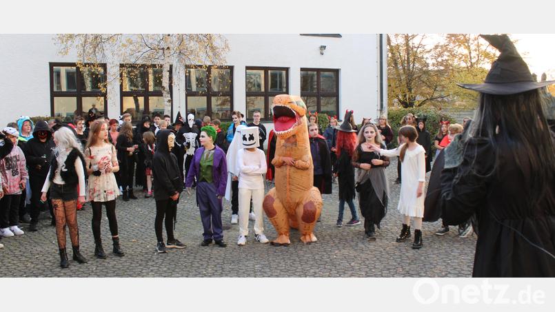 Viel Spaß hatten die Sechstklässler der Realschule bei der Halloween-Party. Bild: jzk