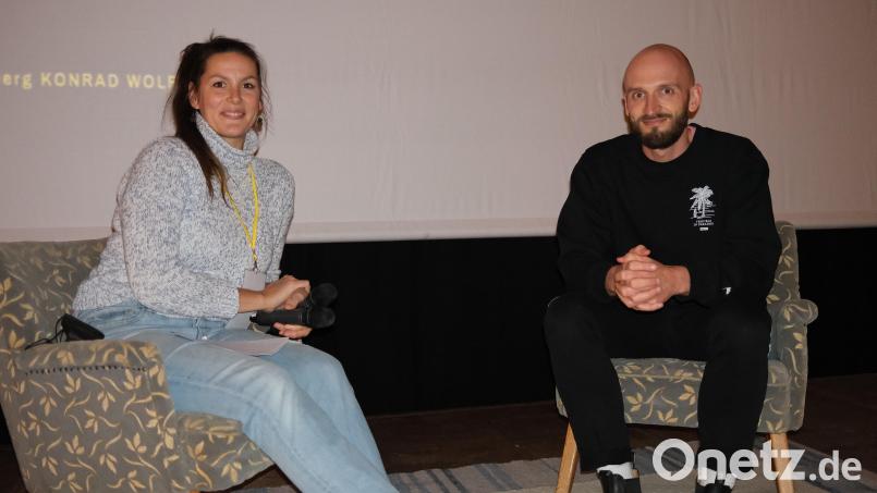 Zwickl-Organisatorin Anne Schleicher (links) unterhielt sich mit Regisseur Christoph Eder (rechts) über den Film &quot;Wem gehört mein Dorf?&quot;, der am Freitag im Metropol-Kino lief. Bild: Hirsch