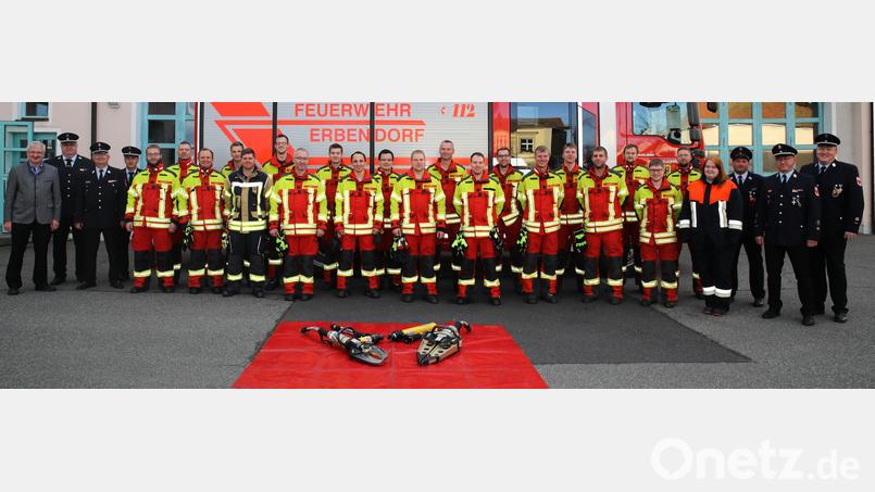 Die 22 Feuerwehrkameraden und -kameradinnen mit (von links) Bürgermeister Johannes Reger sowie den Kreisbrandmeistern Wolfgang Bauer, Günther Fachtan und Herbert Thurm sowie (von rechts) Kommandant Bernhard Schmidt, stellvertretendem Kommandant Wolfgang Gruber und Jugendwart Roland Kaiser. Bild: njn