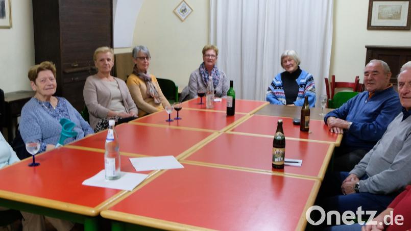 Vorstand und Ausschuss sowie die Chorgemeinschaft trafen sich vor kurzem mit den Sängerinnen und Sängerin zu einer offenen Aussprache. Dabei fielen wichtige Entscheidungen. So wird es im Frühjahr/Frühsommer eine Jahreshauptversammlung mit Neuwahlen und Satzungsänderung geben. Jetzt werden Vorbereitungen für die Neubesetzung im Vorstand und Ausschuss getroffen. Ob es eine Feier zum 160-jährigen Bestehen des Vereins geben wird, lässt sich heute noch nicht abschätzen. Bild: le