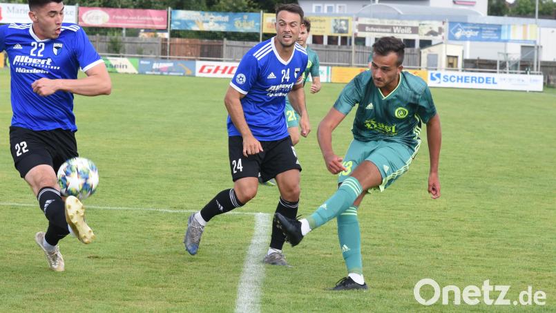 Daniel Lauterbach (rechts, Szene aus der Partie gegen Forchheim, 0:3) brachte den SV Mitterteich am Samstag beim FSV Erlangen-Bruck mit 1:0 in Führung. Am Ende zogen die Stiftländer jedoch mit 1:3 den Kürzeren. Archivbild: gb