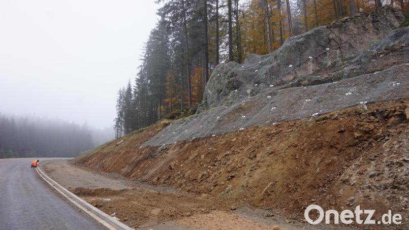 Rechts die Felsen, dann der Radweg und links die neue Staatsstraße von Gaisthal nach Schönsee: Viel Platz für blühende Böschungen und Randstreifen haben die ILE-Mitglieder hier im Auge. Bild: eib