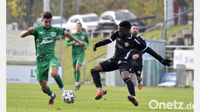 Der Gebenbacher Kevin Amaizo (rechts) im Zweikampf gegen den Ansbacher Niklas Reutelhuber (links). Bild: Hubert Ziegler