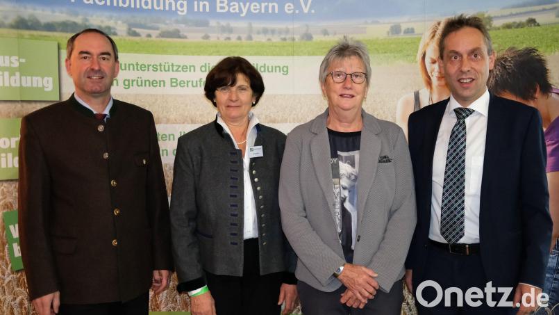 VlF-Landesvorsitzender Hans Koller (rechts) verlieh Annemarie Frank aus Stulln (Zweite von rechts) das Verbandsabzeichen in Gold. Die gleiche Auszeichnung erhielt die stellvertretende Landesvorsitzende Christine Wutz aus Schönthal (Zweite von links). Stellvertretender Ministerpräsident Hubert Aiwanger (links) gratulierte. Bild: Hirsch