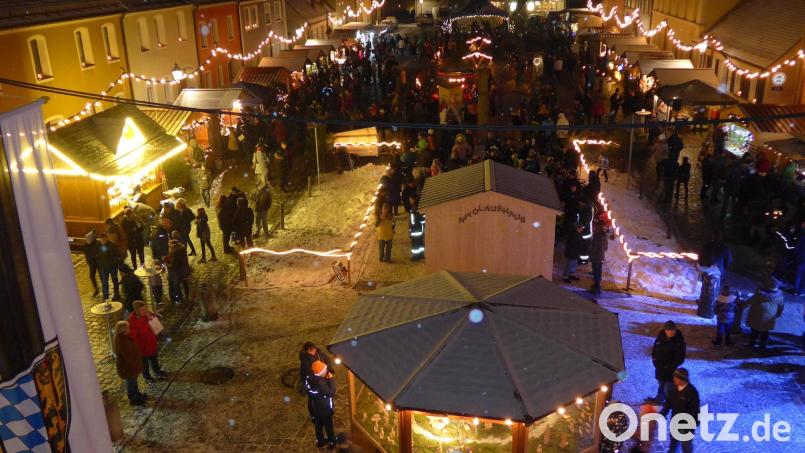 Dichtes Gedränge und nahe beieinander stehende Buden soll es beim Oberpfälzer Adventsmarkt in Grafenwöhr nicht geben. Zweite Bürgermeisterin Anita Stauber informiert über ein erstes Konzept. Archivbild: mor