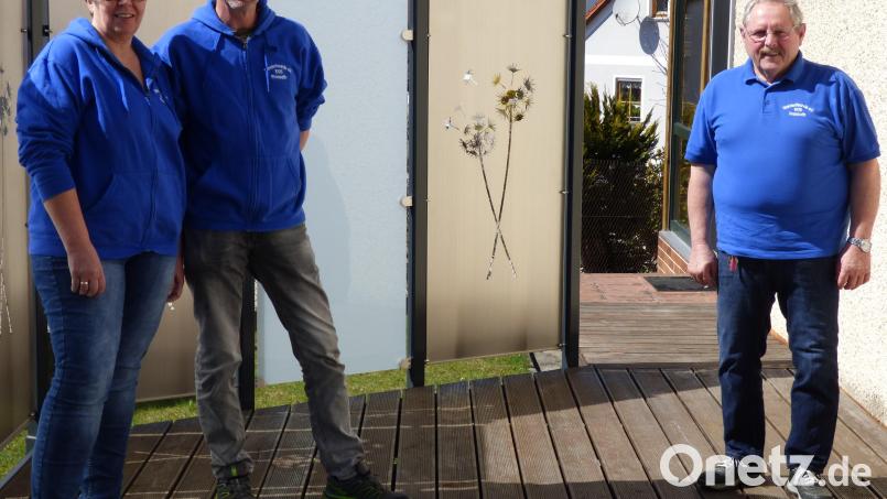 Heidi und Ralf Schupfner (von links) sind die beiden neuen Kassiere des Wandervereins Pressath und Nachfolger der 2020 Verstorbenen Reinhard Eibl und Herbert Zankl. Vorsitzender Albert Ficker (rechts) zeigte sich erfreut, dass die Ämter wieder komplett besetzt sind. Bild: mng