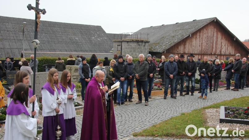 Pfarrer Konrad Gruber beim Gebet auf dem Wondreber Friedhof. Bild: kro