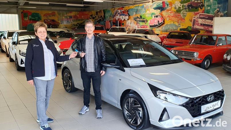 Seinen neuen Wagen nahm Christoph Haberkorn im Autohaus Engel in Wunsiedel in Empfang. Verkaufsberaterin Gisela Sommerer überreichte die Schlüssel. Bild: Pascal Winter/exb