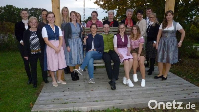 Die Absolventen des Jahrgangs 2019/21 der Staatlichen Landwirtschaftsschule genießen mit den Lehrkräften ihren Schulschluss. Mit dabei ist Schulleiter Reinhold Witt (Dritter von rechts) und Semesterleiterin Christina Wilhelm (Sechste von rechts, hinten) . Bild: Amt für Ernährung, Landwirtschaft und Forsten Weiden/exb