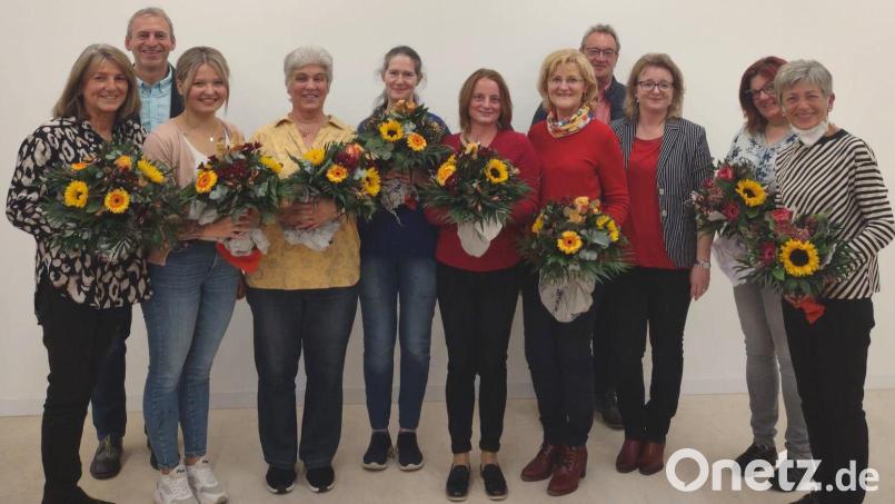 Der AWO-Kreisverband ehrte langjährige Mitarbeiterinnen. Das Bild zeigt von links: Christine Spindler-Kick, Manfred Schüller, Katrin Nietsch, Carola Stadler, Sylvia Pürzel, Bettina Bringer, Anna Schriml, Manfred Zenger, Daniela Friedrich, Andrea Müller und Ulrike Roidl. Bild: Hirsch