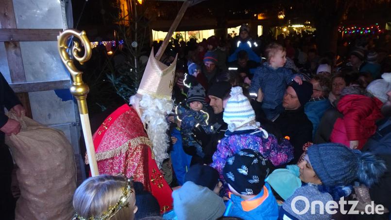 Auch der Nikolaus kam auf den Adventsmarkt und beschenkte die kleinen Besucher auf dem Marktplatz. Bild: hm