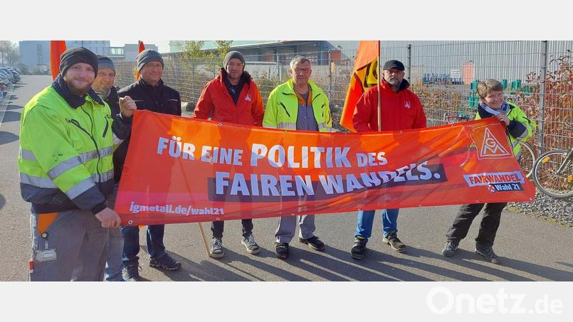 Für eine sichere und gute Arbeit in einer klimafreundlichen Industrie setzten sich die Metaller auch bei einer Kundgebung vor den Werkstoren der Firma Hamm in Tirschenreuth ein. Bild: IG Metall/exb