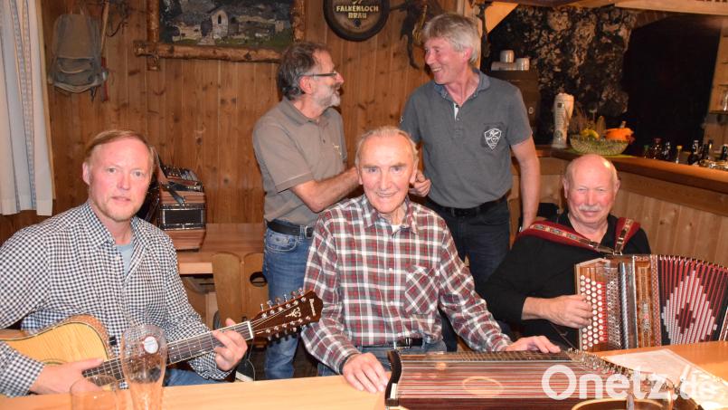 Ossingerwirt Gerhard Pirner (stehend, links) gratuliert dem neuen Bürgermeister Werner Rümpelein (stehend, rechts) zu seiner Wahl. Sitzend von links die Ossinger-Musikanten Horst Kurz, Hermann Bruhn und Paul Pesold. Bild: wku