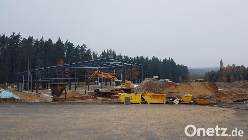 Eine Großbaustelle entwickelt sich im Gewerbegebiet „Hammermühle“. Die Firma Liegl-Bau GmbH aus Wieselrieth hat mit der Errichtung einer Produktionshalle der Firma „Bühnenbau-Kaiser, Moosbach“ begonnen. Bild: gi