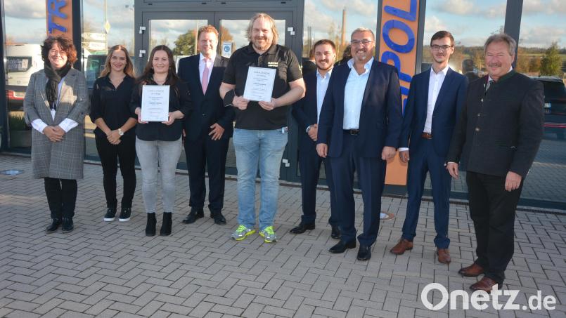 Bei der Feier des 30-jährigen Bestehens hat Elektro Leipold auch treue Mitarbeiter geehrt. Im Bild (von links) Ulrike Leipold, Julia Dietz, Christina Stingl, Bürgermeister Stefan Grillmeier, Rainer Waidhas, Oliver Leipold, Karl Leipold, Jan Leipold und Zweiter Bürgermeister Johann Brandl. Bild: jr