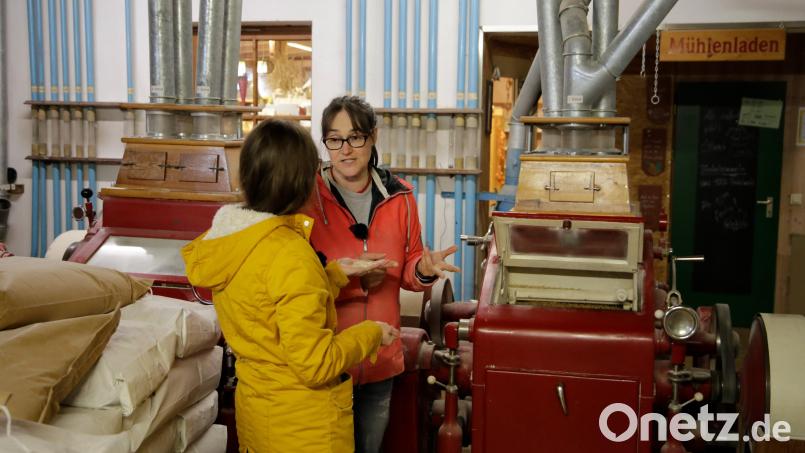 Petra Schuster ist Müllermeisterin in der Schustermühle in Eisersdorf. Hier wird regionales Getreide zu Mehl verarbeitet. Bild: Thimo Kriegbaum