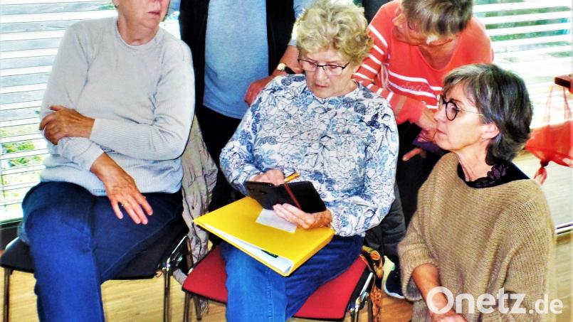 Kursteilnehmerinnen lernen, diskutieren, probieren selbst und freuen sich, wenn klappt, was sie wollen. Leiterin Maria Müller (rechts) gibt geduldig Nachhilfe beim Eintippen. Bild: jml