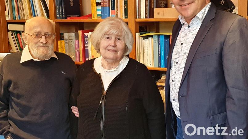 Zum 85. Geburtstag erhielt Christa Habermeier von Ehemann Norbert (links) sowie Bürgermeister Johannes Schmid Glückwünsche. Bild: lgc