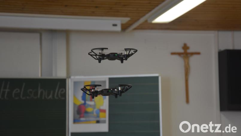 Nach der Programmierung der Steuergeräte ließen die Neuntklässler die Drohnen durch das Klassenzimmer fliegen und Fotos schießen. Bild: jr