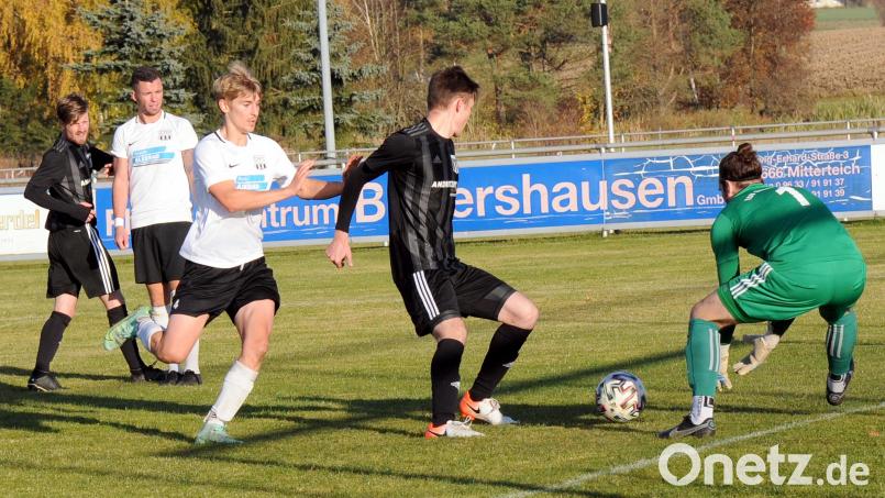 Der TSV Konnersreuth besiegte am Sonntag den TSV Waldershof mit 1:0. In dieser Szene nimmt der Konnersreuther Torwart Fabian Scharnagl den Ball auf. Sein Teamkollege Tobias Rosner (Zweiter von rechts) schirmt den Waldershofer Philipp Bertsch ab. Bild: heh