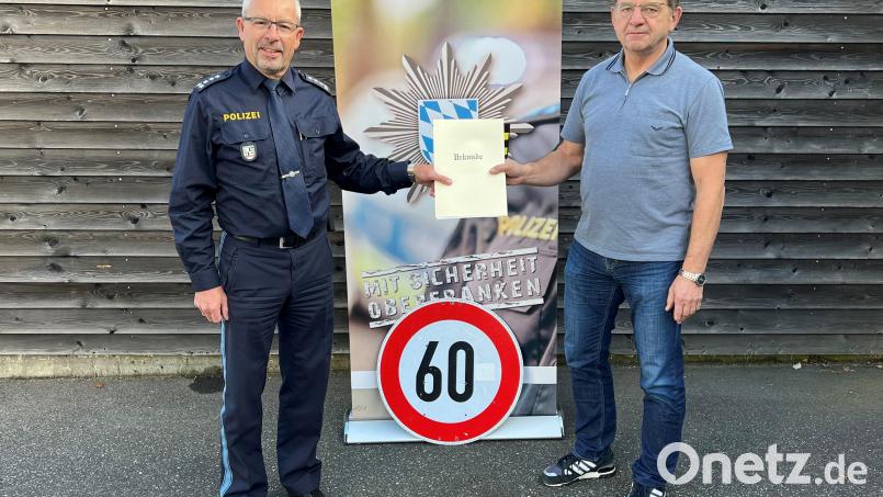 Dienststellenleiter Hubert Schricker (links) mit Wolfgang Doleschal bei der Aushändigung der Ruhestandsurkunde. Bild: Polizeiinspektion Wunsiedel/exb