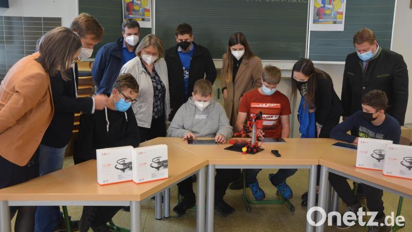 Die geladenen Gästen blickten den Neuntklässlern bei der Vorführung über die Schulter und staunten angesichts ihrer technischen Fähigkeiten. Bild: jr