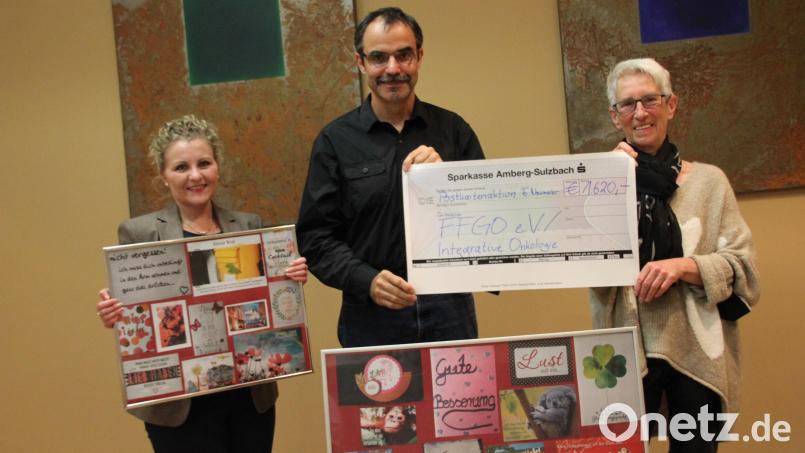 Klaus Neumeier (Mitte) überreichte Annika Wawersik (links) und der Vorsitzenden Brigitta Schöner eine Spende in Höhe von 1620 Euro. Es ist der Erlös aus der Postkartenaktion seiner Frau Andrea Neumeier. Bild: ads