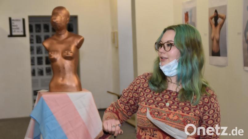 Ruth Ockl führt in die Ausstellung &quot;Adhibet&quot; ein. Bild: hcz