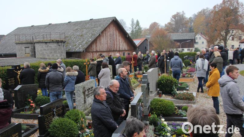 Viele Gläubige kam am Montagvormittag auf den den Wondreber Friedhof. Bild: kro