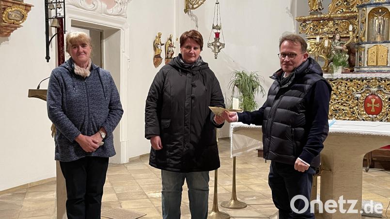 Erika Kiesl und Marion Kick vom Waldauer Frauenbund übergaben an Dekan Alexander Hösl 2000 Euro für die anstehende Außenrenovierung der St. Johannes Nepomuk Kirche. Bild: dob