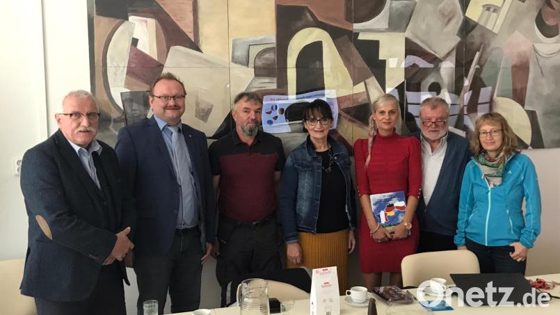 Sie bekräftigen eine Partnerschaft zwischen dem EJP und der Fachschule in Plasy: Heinrich Müller (von links), Bürgermeister Uwe König, Pavel Bulin, Marketa Lorenzova, Katerina Müllerova, Hartmut Schendzielorz, Christiane Regn. Bild: bk