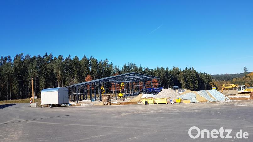 Eine Großbaustelle entwickelt sich im Gewerbegebiet „Hammermühle“. Die Firma Liegl-Bau GmbH aus Wieselrieth hat mit der Errichtung einer Produktionshalle der Firma „Bühnenbau-Kaiser, Moosbach“ begonnen. Bild: gi