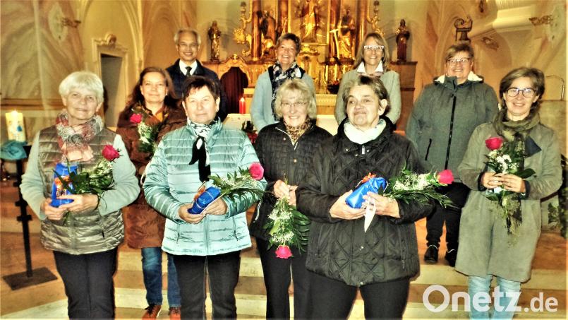 Sie halten dem Katholischen Frauenbund seit 25, 40 und 50 Jahren die Treue: Karoline Auer, Michaela Hermann, Marianne Schmidt, Irmtraut Dobmeier und Waltraud Heindl (vorne von links). Maria Müller (vorne rechts) wurde neu in den KDFB aufgenommen.
Im Hintergrund freuen sich Pfarrer Varghese Puthenchira, stellvertretende Bezirksleitern Martha Urban sowie Andrea Schwarz und Beate Heumann aus dem Leitungsteam mit den Geehrten (von links). Bild: jml