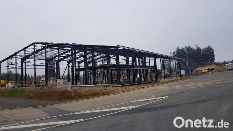 Eine Großbaustelle entwickelt sich im Gewerbegebiet „Hammermühle“. Die Firma Liegl-Bau GmbH aus Wieselrieth hat mit der Errichtung einer Produktionshalle der Firma „Bühnenbau-Kaiser, Moosbach“ begonnen. Bild: gi