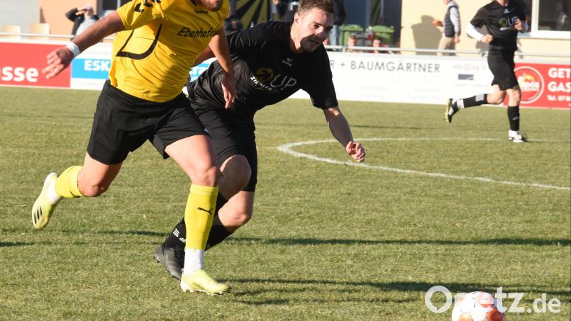 Der SV Poppenreuth gewann das Derby beim FC Tirschenreuth mit 2:1. Hier zieht der Poppenreuther Ondrej Hamada (gelbes Trikot) an Andreas Müller vorbei. Bild: gb