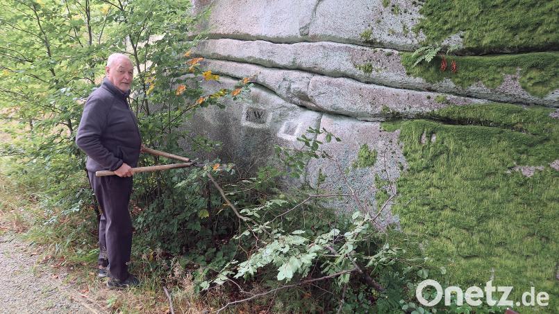Um das Preisrätsel aus Heft 28 der Schriftenreihe „Wir am Steinwald“ leichter lösen zu können, entfernte der Vorsitzende der Gesellschaft Steinwaldia Pullenreuth, Norbert Reger (Bild), wuchernden Bewuchs und entfernte Gestrüpp vom Wegesrand. Bild: bsc