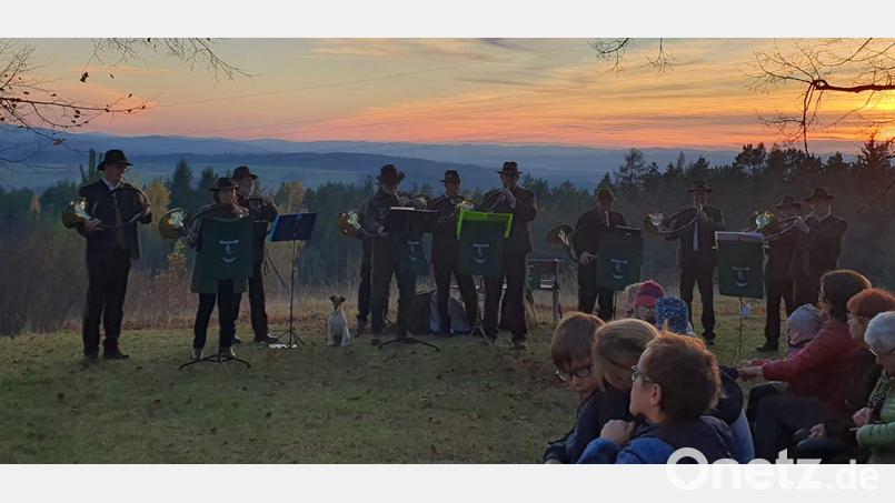 Die Jägerkameradschaft Auerbach feiert die Hubertusmesse auf dem Gottvaterberg. Bild: Roland Schleicher/exb