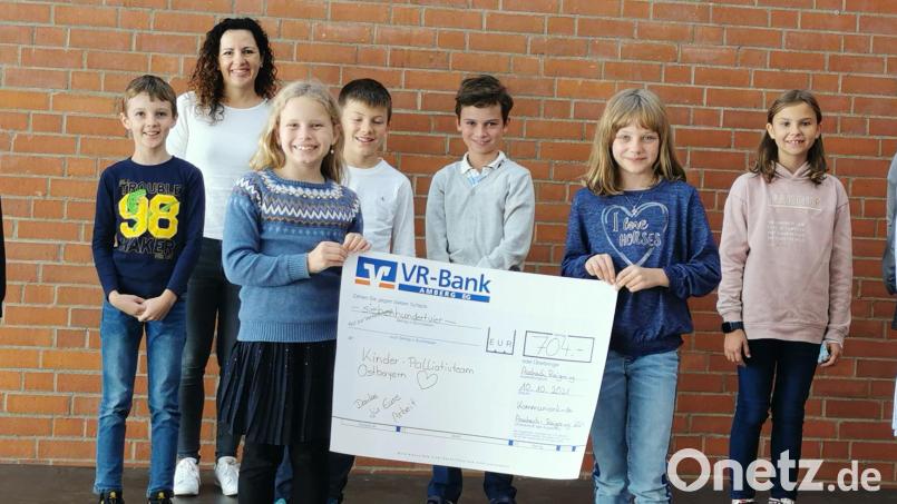 Einen Scheck über 704 Euro überreichten die Kommunionkinder an Kinderkrankenschwester Christina Neiss für das Kinderpalliativ-Team Ostbayern Bild: sche