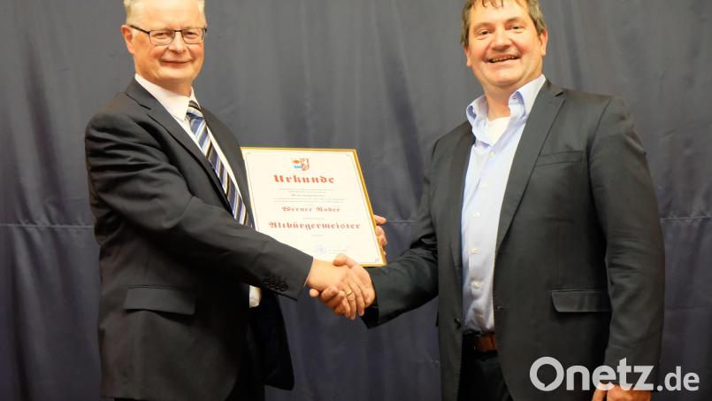 24 Jahre lang war Werner Roder der &quot;erste Diener der Gemeinde&quot;. Nun verleiht dem langjährigen Bürgermeister der Gemeinde Vorbach der Gemeinderat den Ehrentitel eines Altbürgermeisters. Unser Bild zeigt die Überreichung der Ernennungsurkunde durch Bürgermeister Alexander Goller. Bild: do