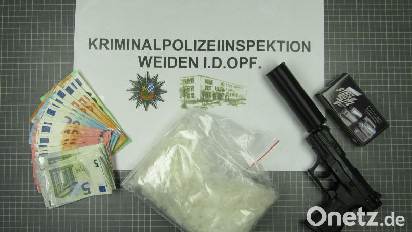 Ein Teil der sichergestellten Beweismittel. Bild: Kriminalpolizei Weiden